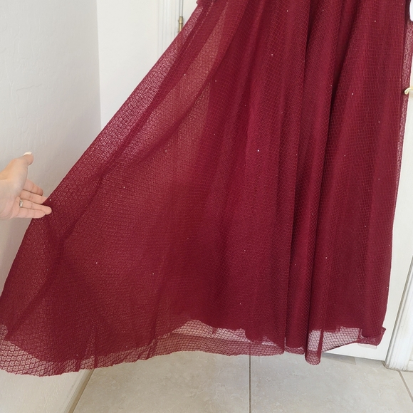 Mac Duggal | Floral Applique A-line Evening Gown in Burgundy Style 11152 Size 12 - Picture 7 of 15